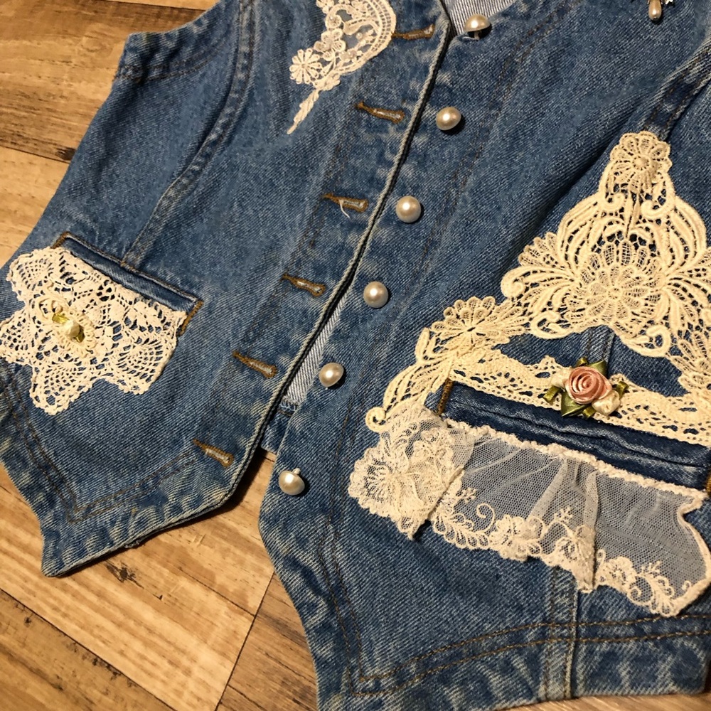 Karen Kane Lifestyle vest with flowers n Pearl buttons size 10. - Picture 3 of 6